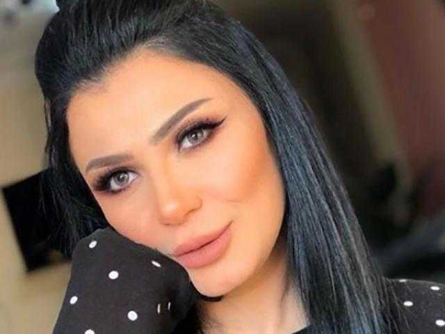 في الصحراء.. منى ممدوح تعكس رشاقتها بالكاجوال