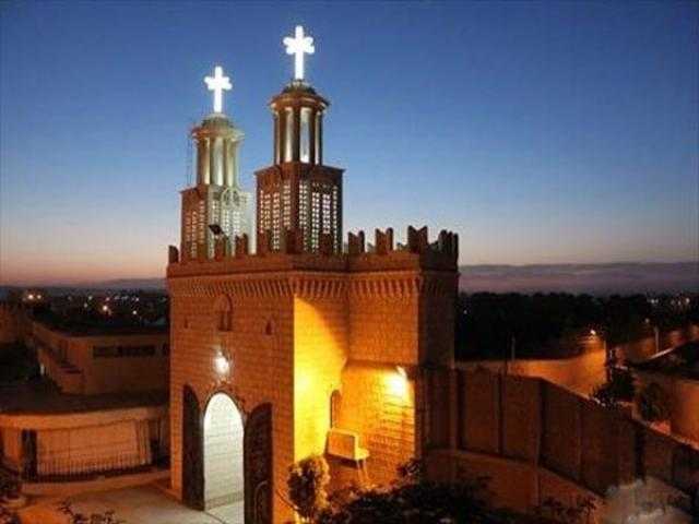 دير العذراء مريم المحرق بأسيوط يبدأ البصخة المقدسة المسائية