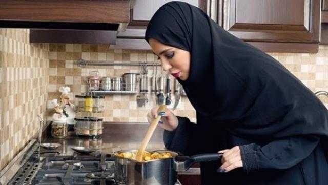ما حكم تذوق المرأة للطعام أثناء الصوم في نهار رمضان؟.. فيديو