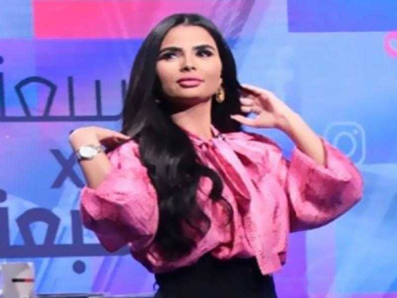 فرح علي تتألق بعباءة رمضانية جذابة