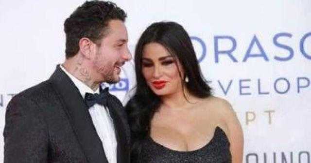 شاهد.. أحمد الفيشاوي يقبل زوجته