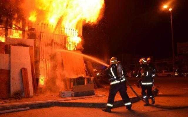 الحماية المدنية تسيطر على حريق في مخزن أخشاب بالخانكة