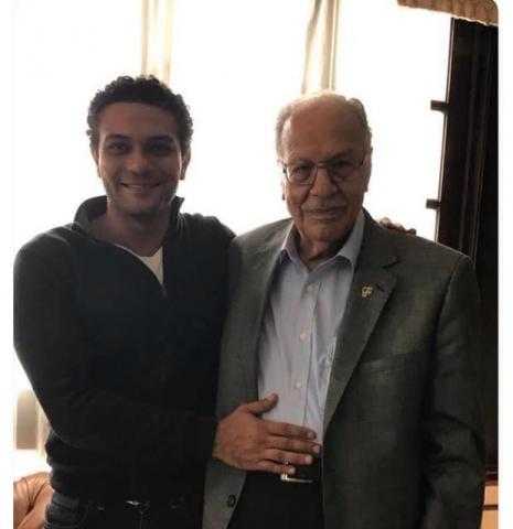 آسر ياسين يحيي ذكرى عيد تحرير سيناء بصورة مع جده