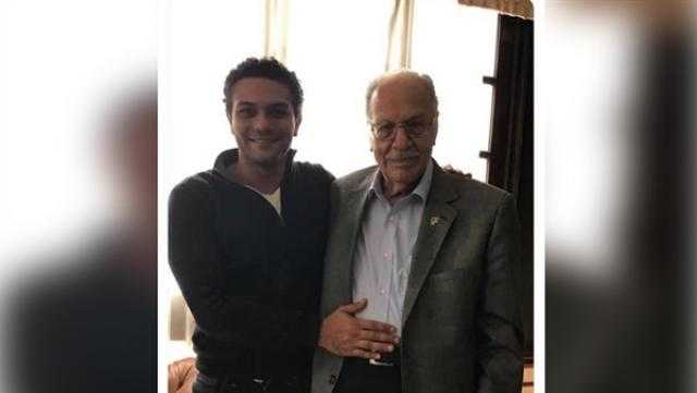 آسر ياسين يحيي ذكرى عيد تحرير سيناء بصورة مع جده