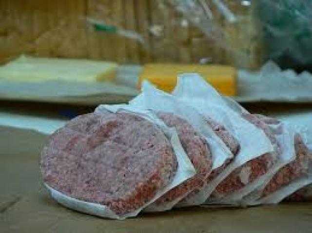 ضبط 2 طن برجر ولانشون فاسد في العمرانية