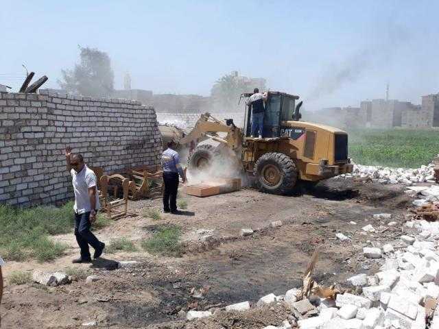 حملة موسعة لإزالة مخالفات البناء بحي الطالبية في الجيزة