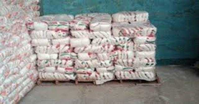 القبض على صاحب شركة بحوزته 13 طن سكر وأرز مجهول المصدر