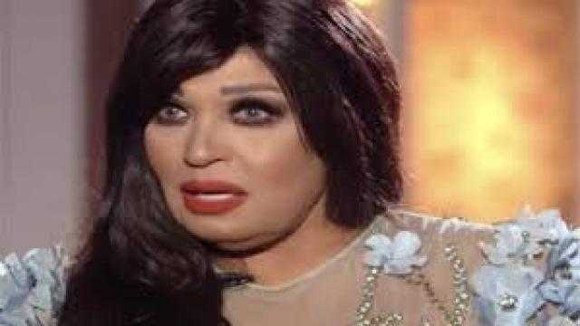 ”على واحدة ونص”.. شاهد فيفي عبده بفستان جرئ داخل منزلها