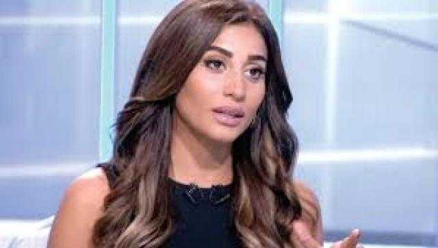 بمكياج ترابي.. دينا الشربيني تبرز جمال ملامحها
