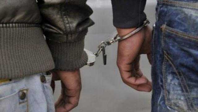 ضبط شخصين انتحلا صفة مفتش تموين واستوليا على مبالغ مالية من أصحاب المحلات