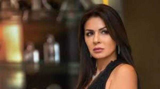 بالشعر البلوند والفستان الأصفر.. نجلاء بدر تهوس جمهورها