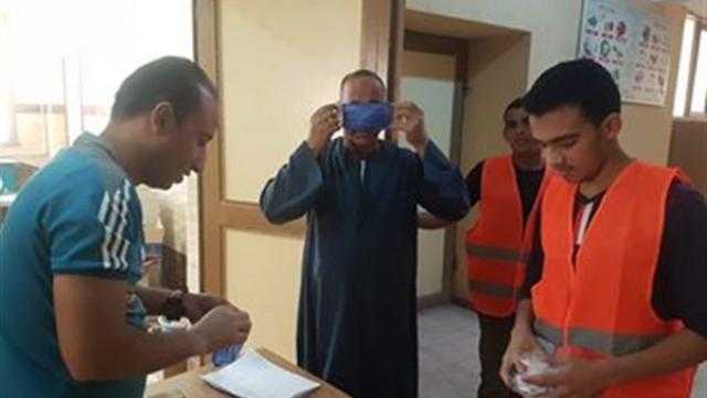 المصريين الأحرار يوزع كمامات وكحول على الطلاب والمدرسين بأسيوط