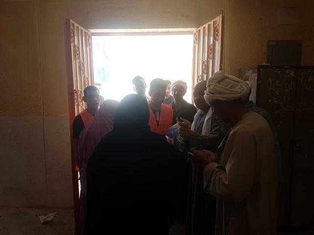 المصريين الأحرار يوزع كمامات وكحول بمدارس أسيوط (صور)