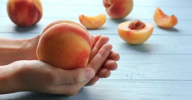 تناول الخوخ يحمي الجسم من مرض خطير.. تعرف عليه