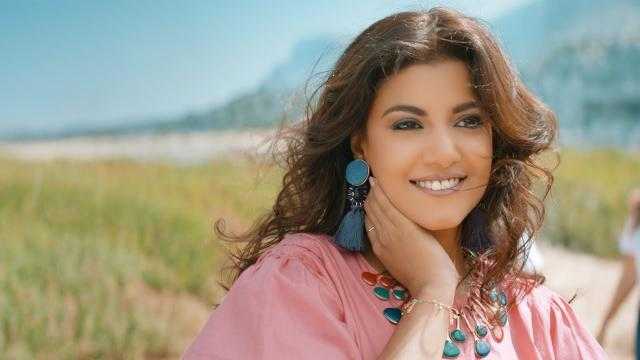 الأحمر الصارخ يعكس أنوثة ياسمين علي