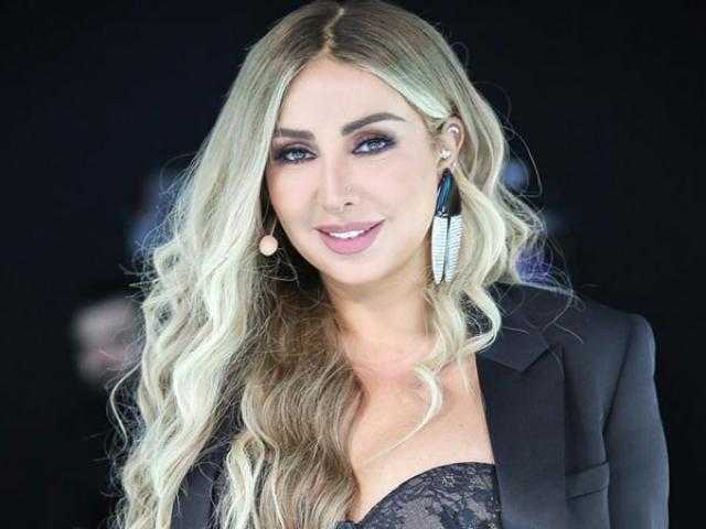 جويل مارينيان تتألق بعباءة لافتة