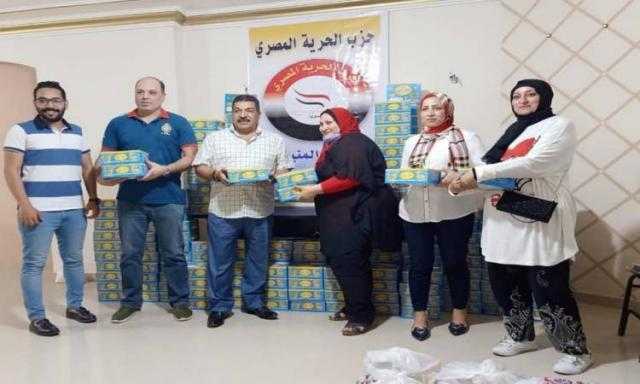 الحرية المصرى يوزع الكحك في القاهرة