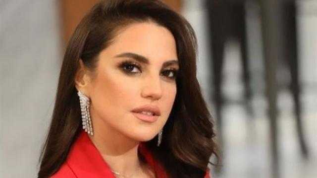 شاهد.. درة تخطف الأنظار بفستانين باللون الأبيض