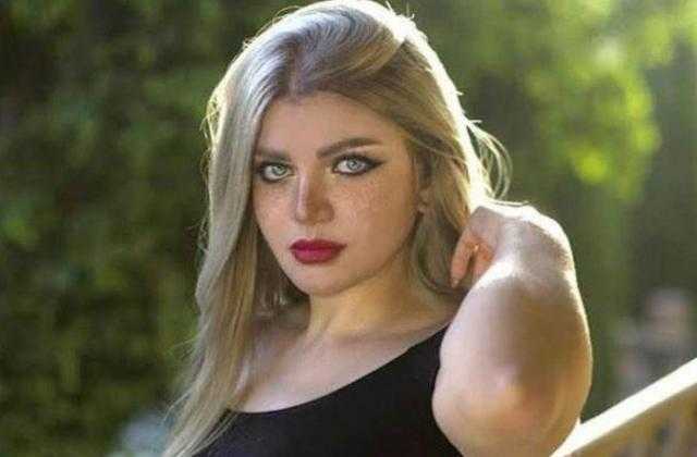 داخل أحد المطاعم في دبي.. ياسمين الخطيب تستعرض أنوثتها بالأسود الجريء (صور)