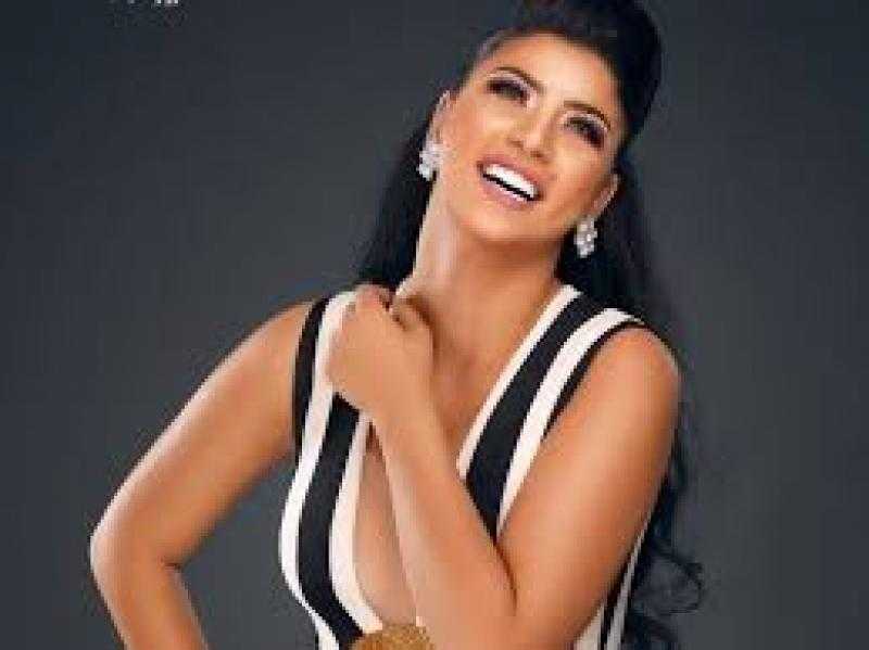 أمام المراية.. كارولين عزمي تتألق بالكاجوال الأبيض الأنيق