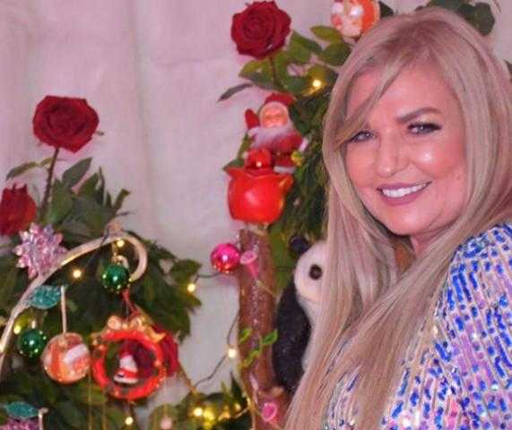 بالألوان المبهجة.. عبير منير تستمع بأجواء الربيع