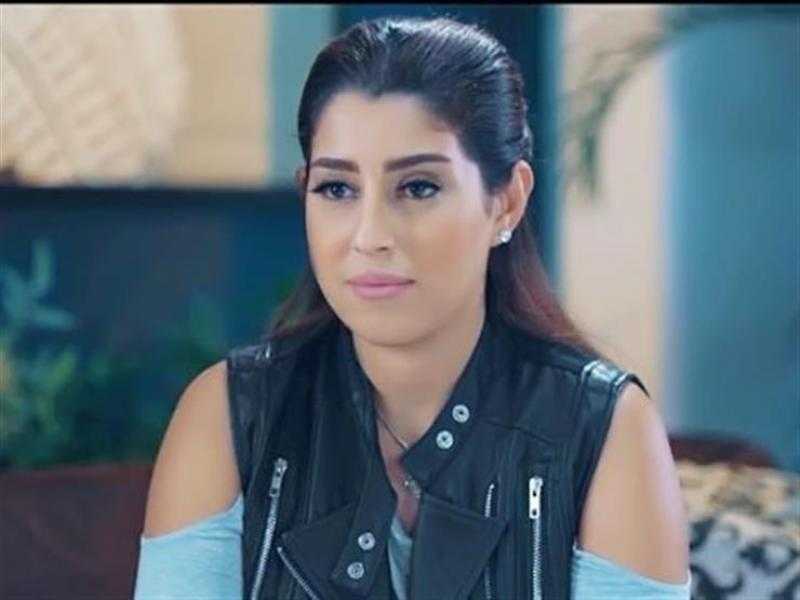 ايتن عامر تبرز جمالها بالأسود اللامع