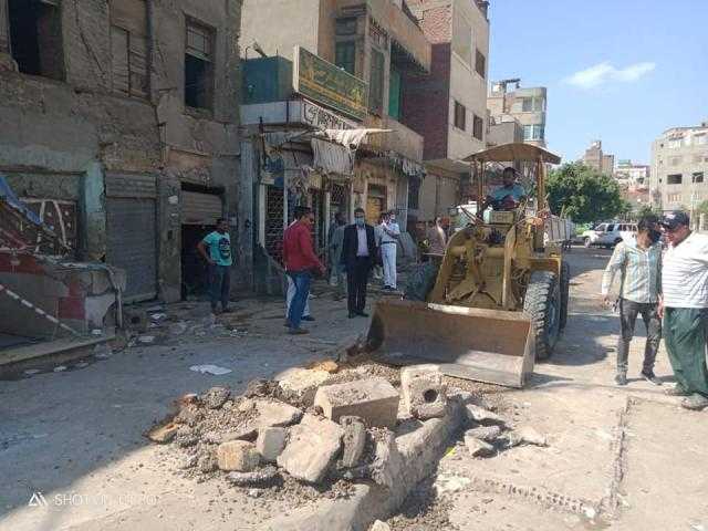 حي السيدة زينب يقوم بإخلاء سوق السقط العشوائي بمنطقة المدبح (صور)