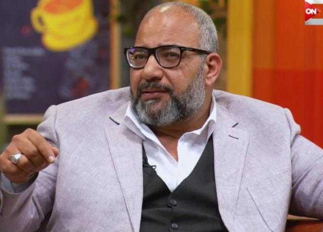 بيومي فؤاد: «بستغل وقت الحظر في قراءة الروايات وكتب عن المسرح»
