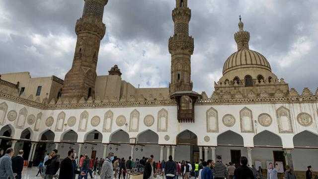 هل يجوز للرجل تغسيل زوجته الميتة في حالة وجود نساء؟