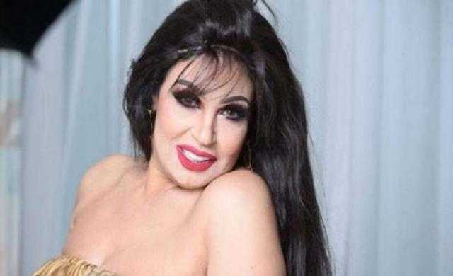 فيفي عبده تحتفل بـ 7 ملايين متابع بإطلالة جريئة