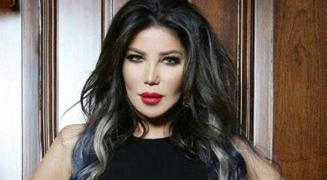 من أمام الطائرة.. مي الحريري تستعرض قوامها الممشوق