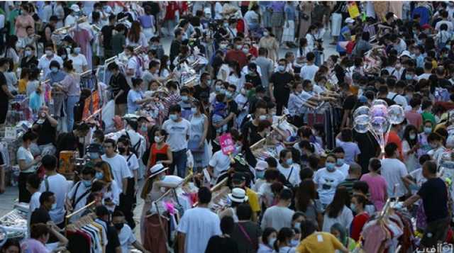 بدون تباعد اجتماعي.. أسواق ووهان الصينية تعود إلى الحياة