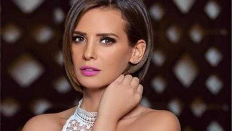 إيمان العاصي تخطف الأنظار بالأسود في عاصمة الموضة