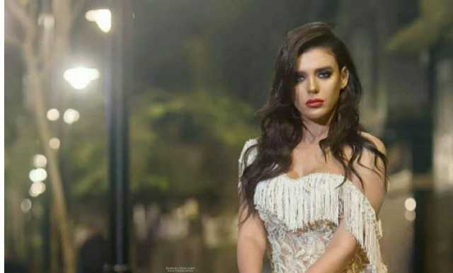 هبة السيسي تستعرض مفاتنها بفسان فوق الركبة