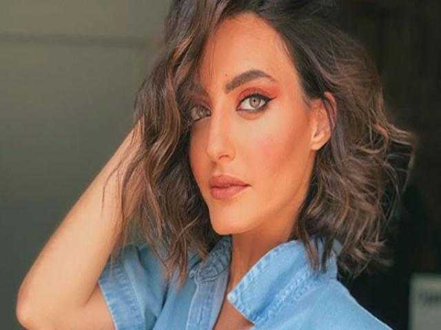 بألوان مبهجة.. كارن وازن تبرز أنوثتها