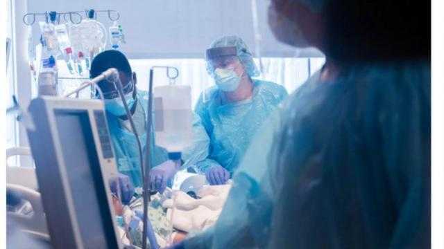 بالصور.. نجاح أول عملية زرع رئتين لمريضة بكورونا في أمريكا