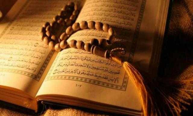 هل يجوز قراءة القرآن على الماء ورشه لإبطال السحر.. فيديو