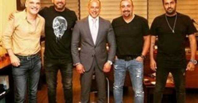 شاهد.. المخرج محمد سامي مع أبطال نسل الأغراب