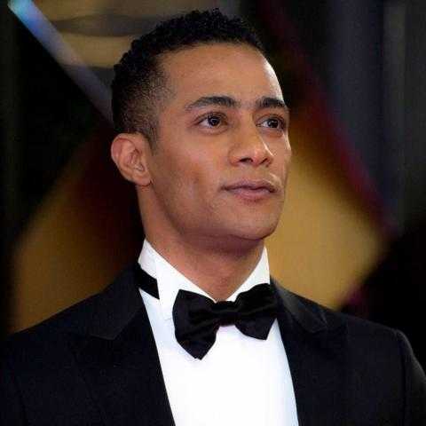 محمد رمضان يلتقط الصور مع جمهوره في الساحل الشمالي