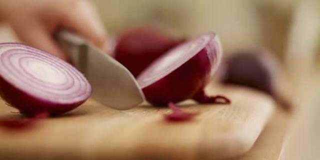 شاب ينشر طريقة لتقطيع البصل دون دموع