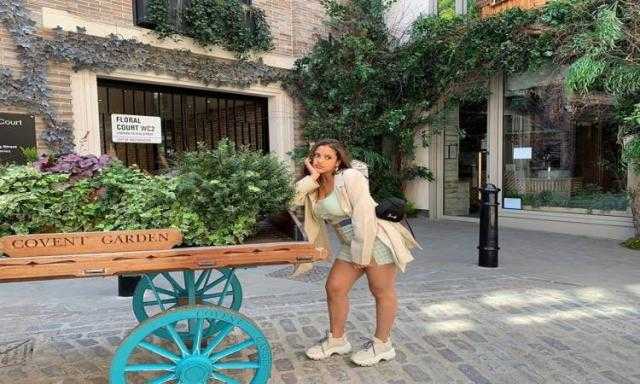 بـ تنورة قصيرة.. جانا عمرو دياب تستعرض جمالها فى أحدث ظهور