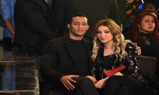 محمد رمضان يغازل زوجته وينشر صورة لهما