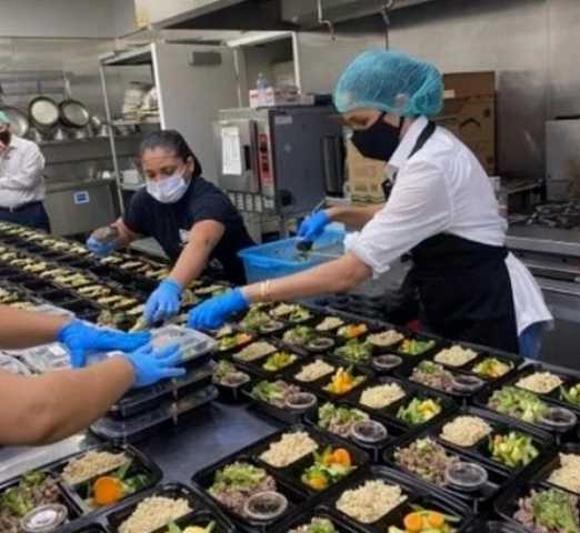 شاهد.. الأمير هاري وزوجته أثناء العمل في مطبخ بأحد المطاعم