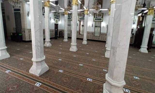 وضع علامات التباعد بين المصلين بمسجد السيدة نفيسة