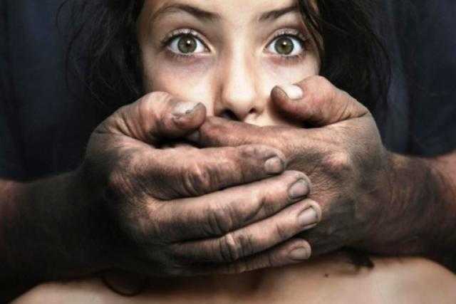 حملت سفاحا.. شاب يقتل زوج والدته بعد اغتصاب شقيقته