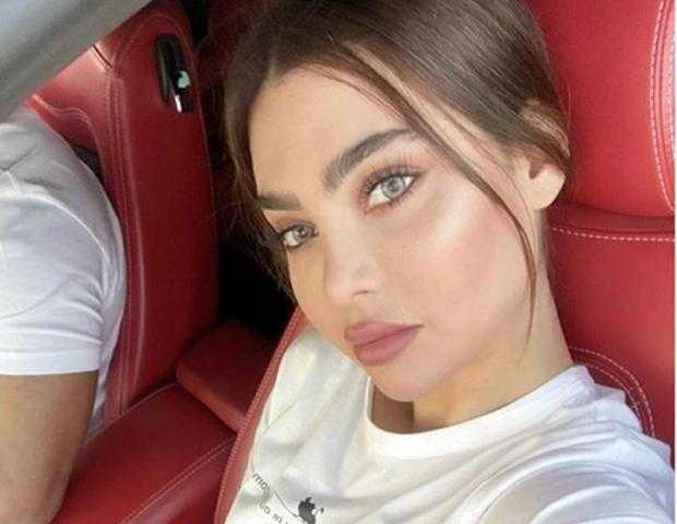 فستان قصير من قطعتين.. اللبنانية قمر فى إطلالة جذابة على انستجرام