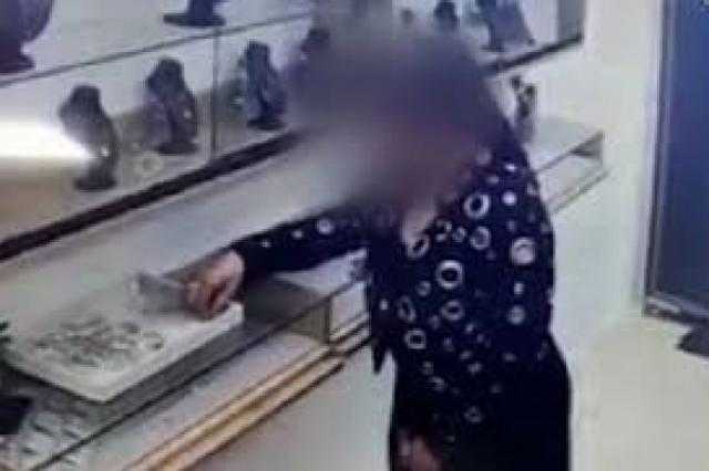 ادعت عملها بالتلفزيون.. الأمن يكثف جهودة لضبط فتاة سرقت مشغولات ذهبية بالجيزة