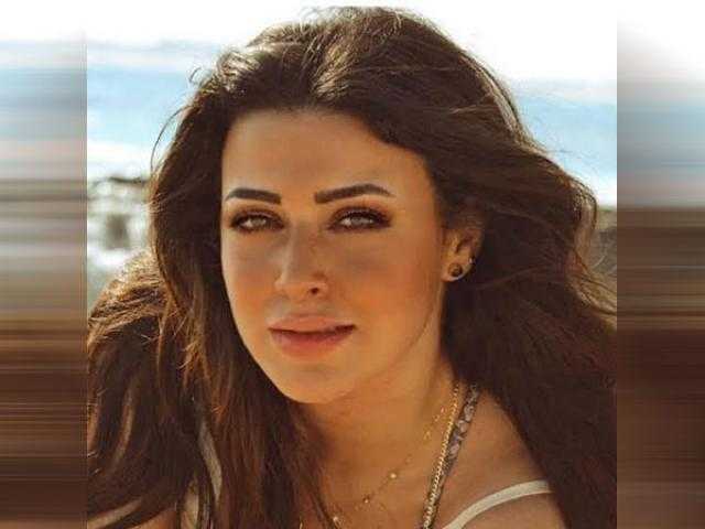 بدون ماكياج...ميرنا نور الدين تقضي إجازتها على الشاطيء
