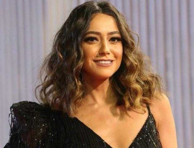 فوق الركبة.. شاهد إطلالة هند عبد الحليم في حفل زفافها