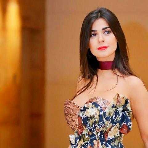 رانيا منصور تستعرض أنوثتها في حفل زفاف توأمها نورهان